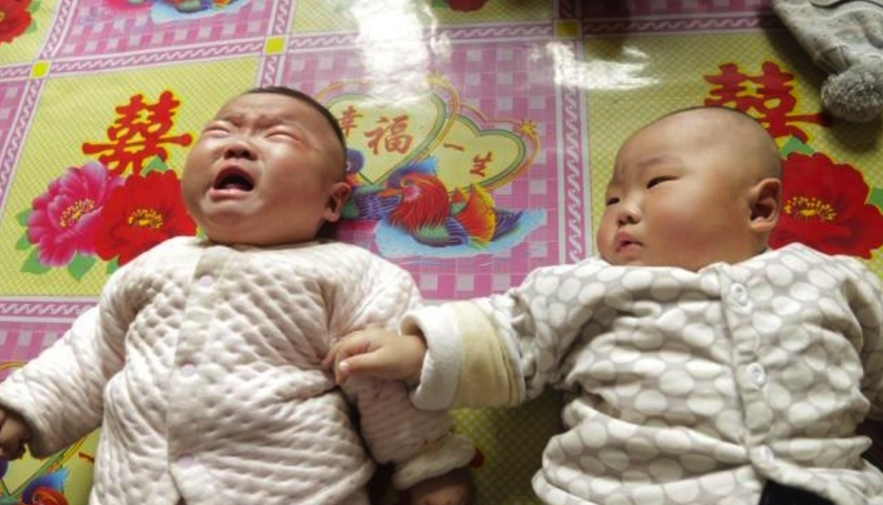 出生七个月,患病孪生宝宝自己抓阄抉择生死,一人治疗一人放弃